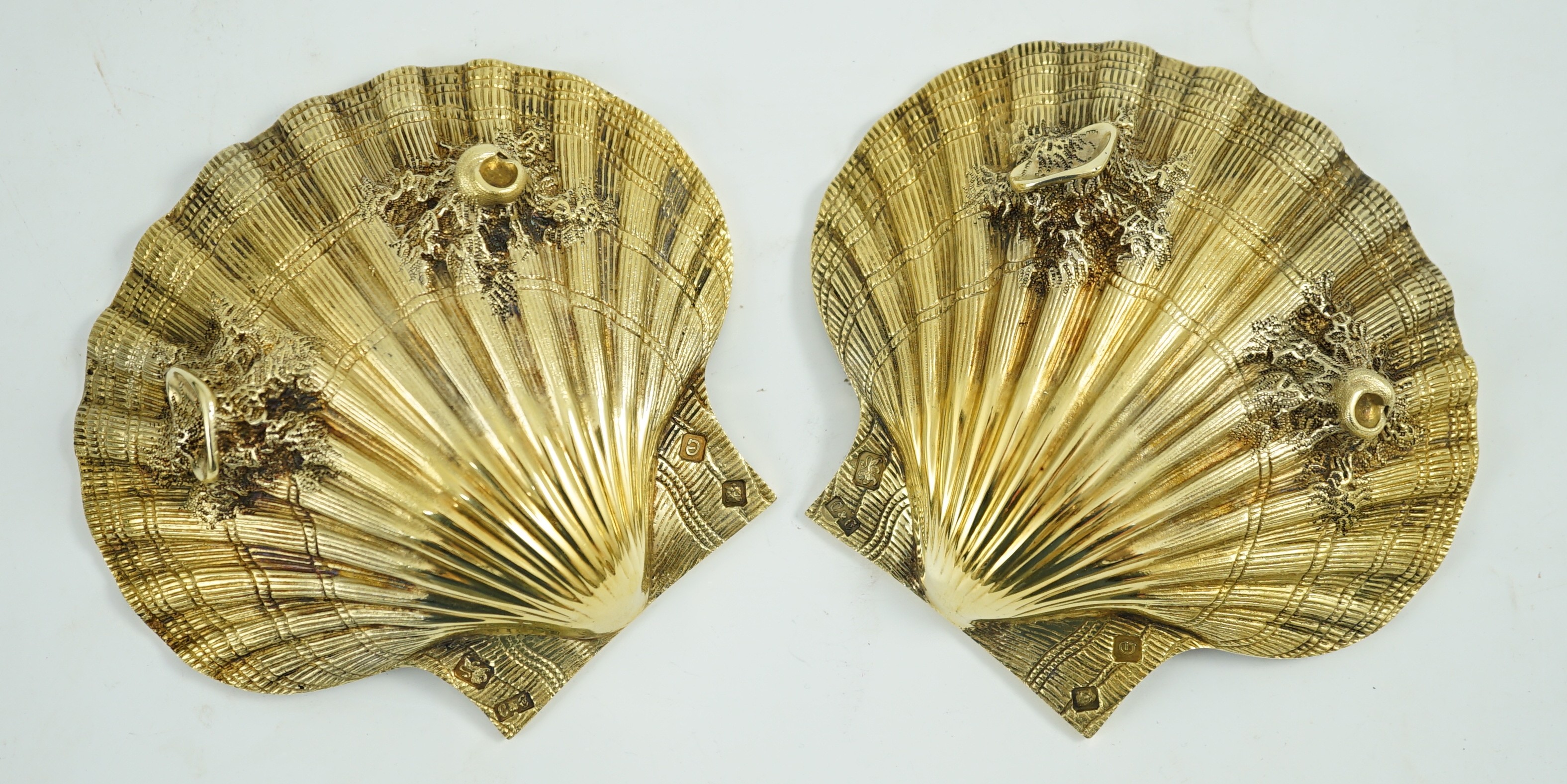 A cased pair of Elizabeth II silver gilt scallop shell butter dishes by Collingwood & Co